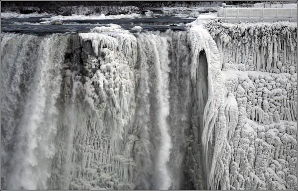 Из-за морозов замерз Ниагарский водопад